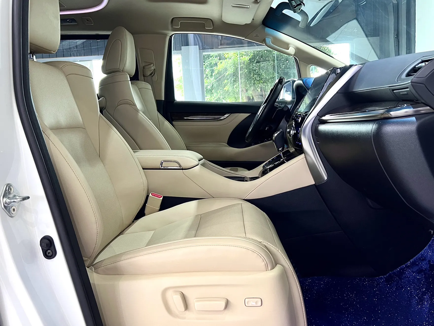 Toyota Alphard, 2023 31