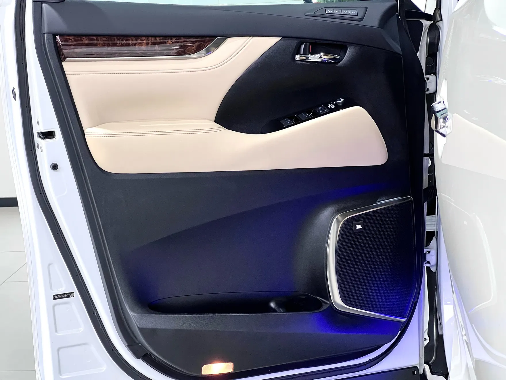 Toyota Alphard, 2023 45