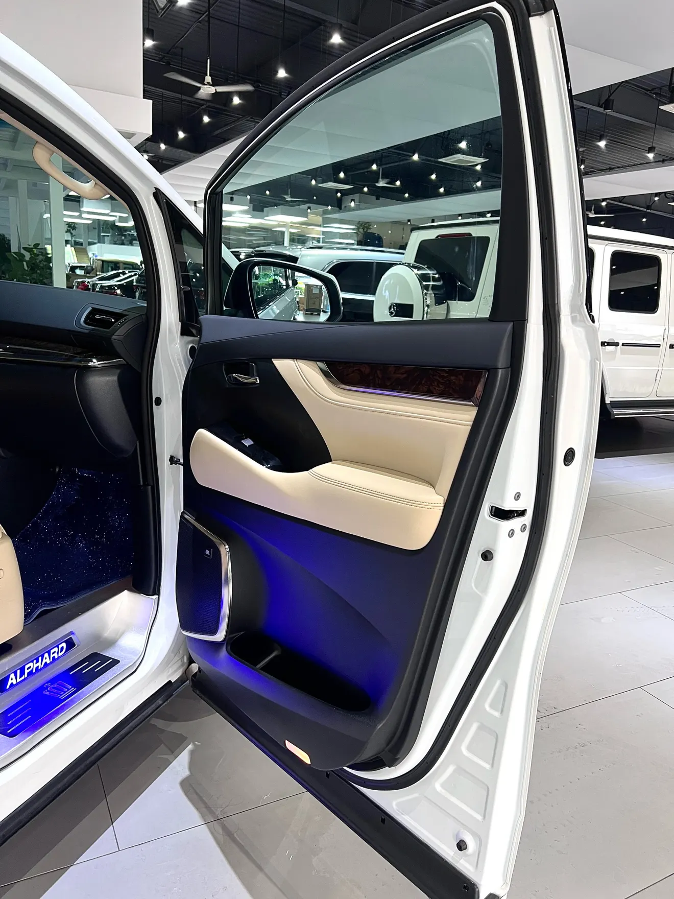 Toyota Alphard, 2023 43