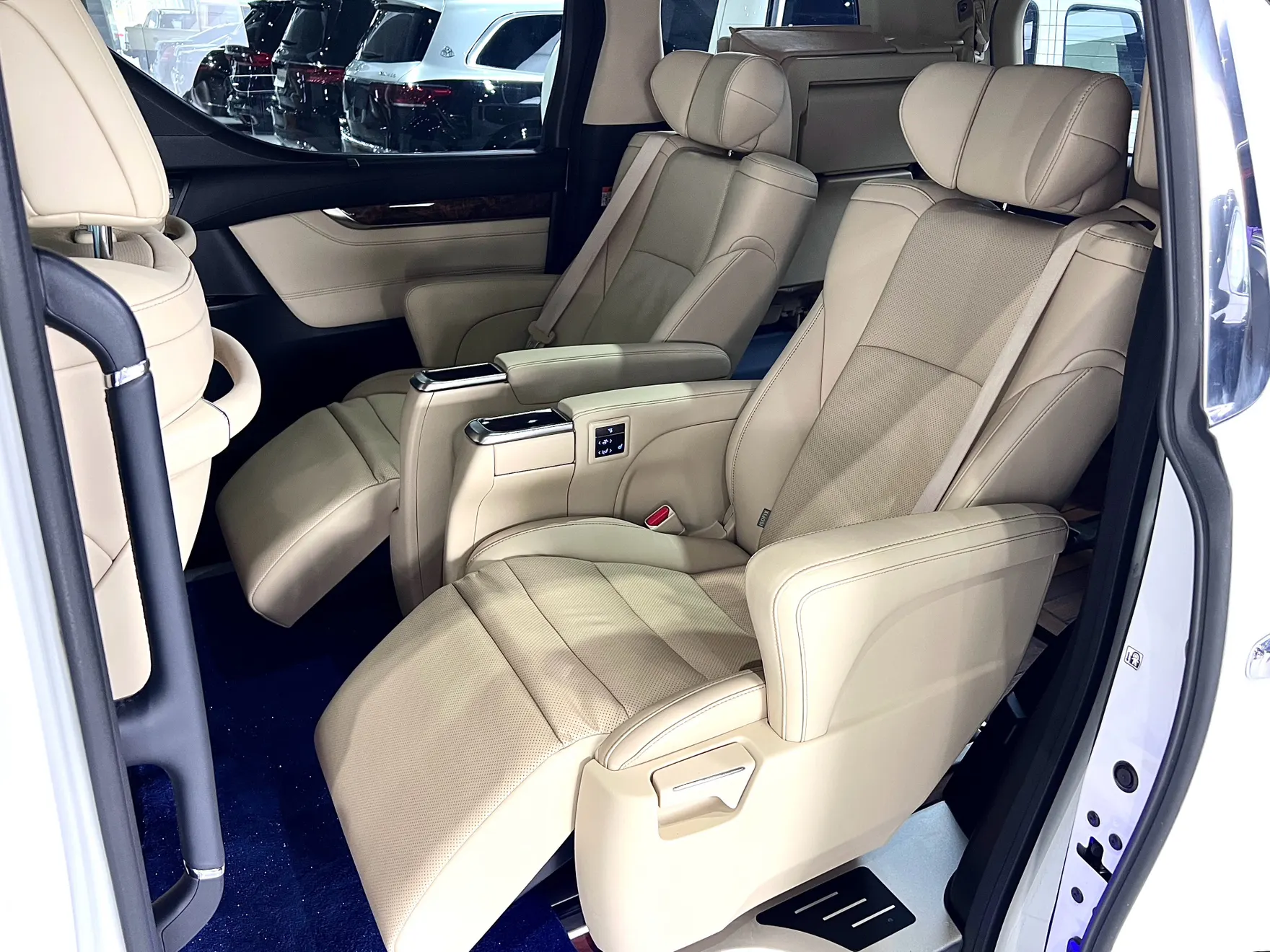 Toyota Alphard, 2023 37
