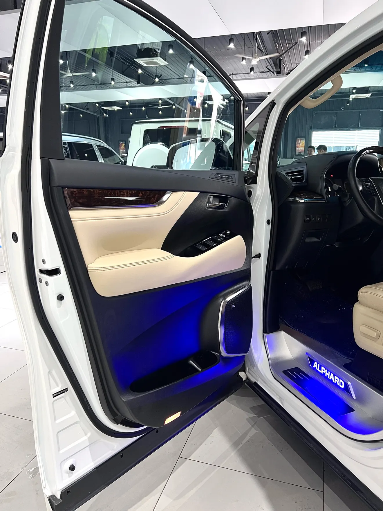 Toyota Alphard, 2023 21