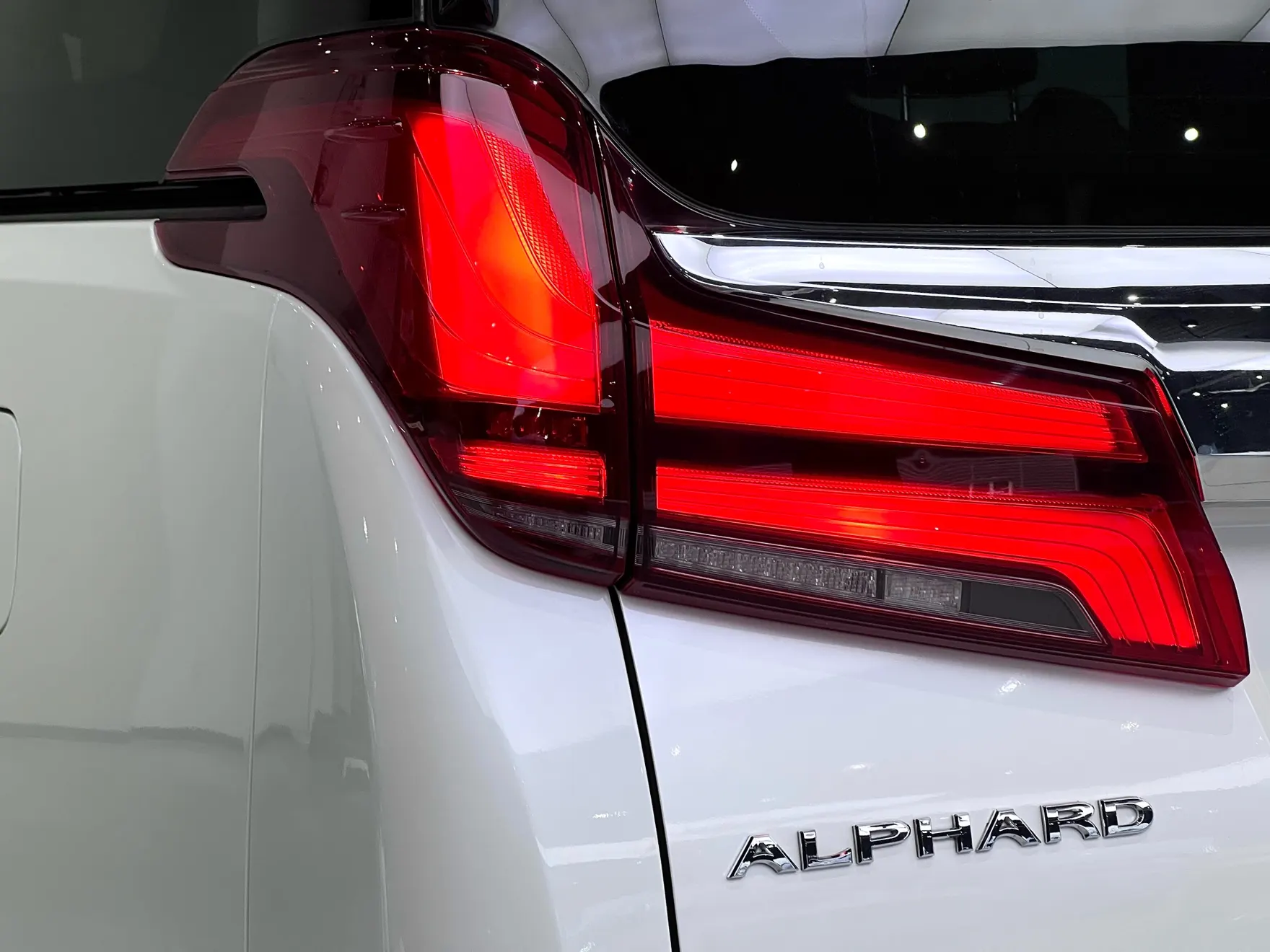 Toyota Alphard, 2023 9