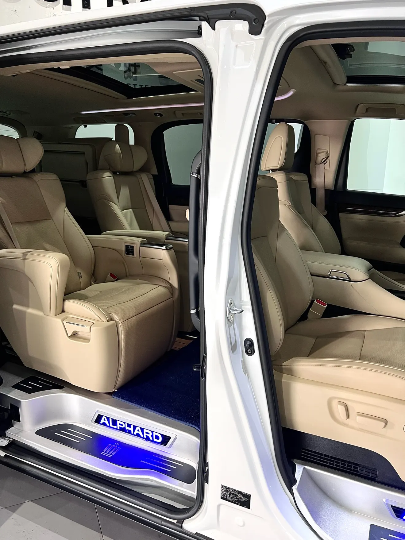 Toyota Alphard, 2023 35
