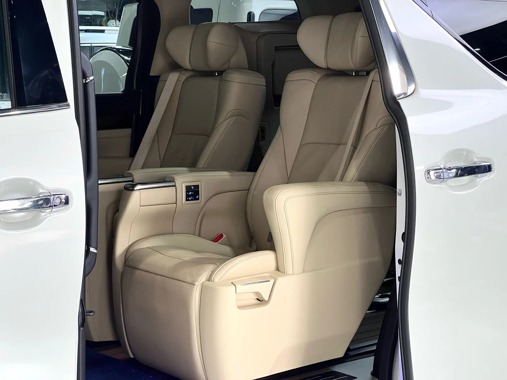 Toyota Alphard, 2023 34