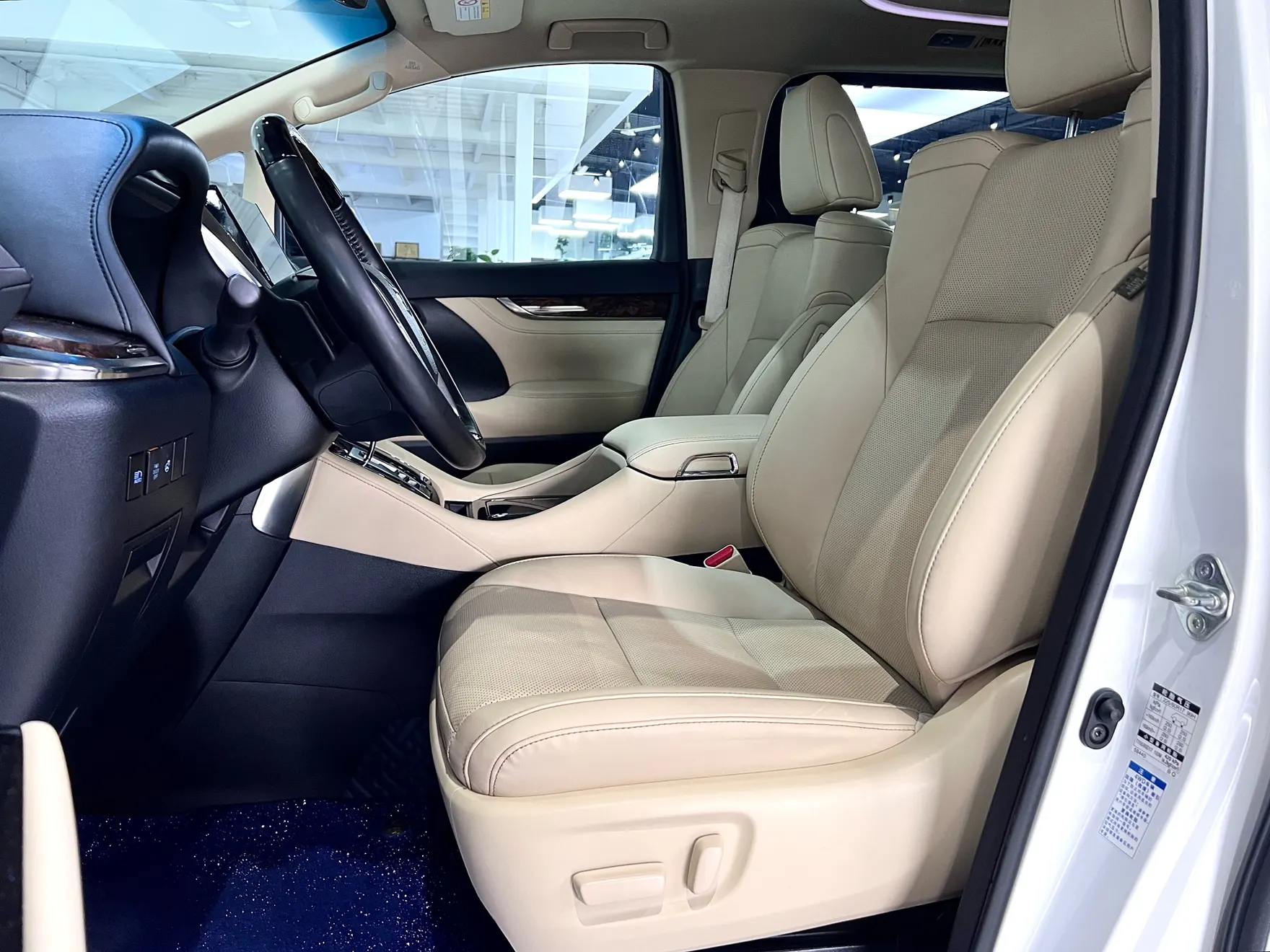Toyota Alphard, 2023 32