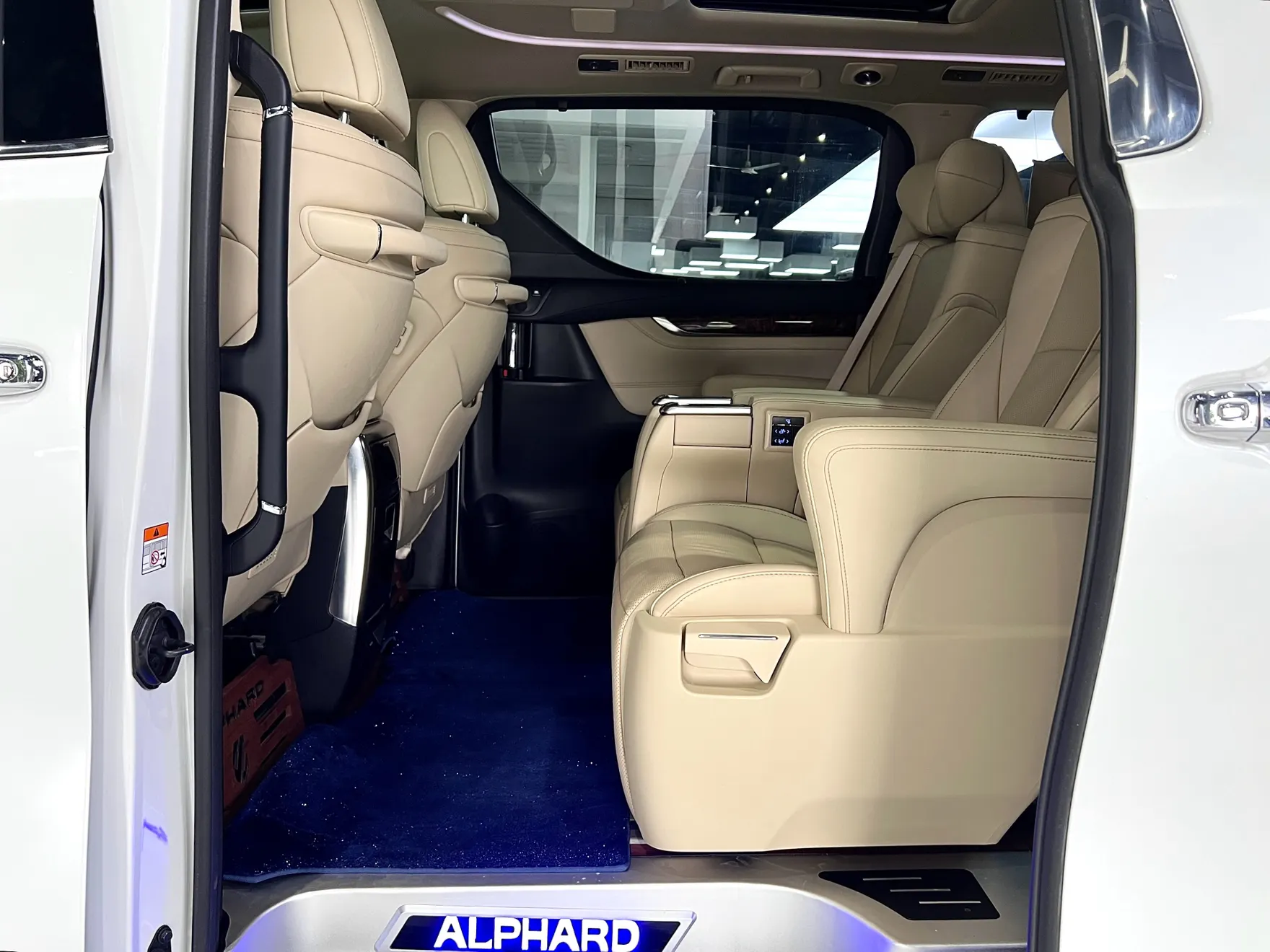 Toyota Alphard, 2023 39