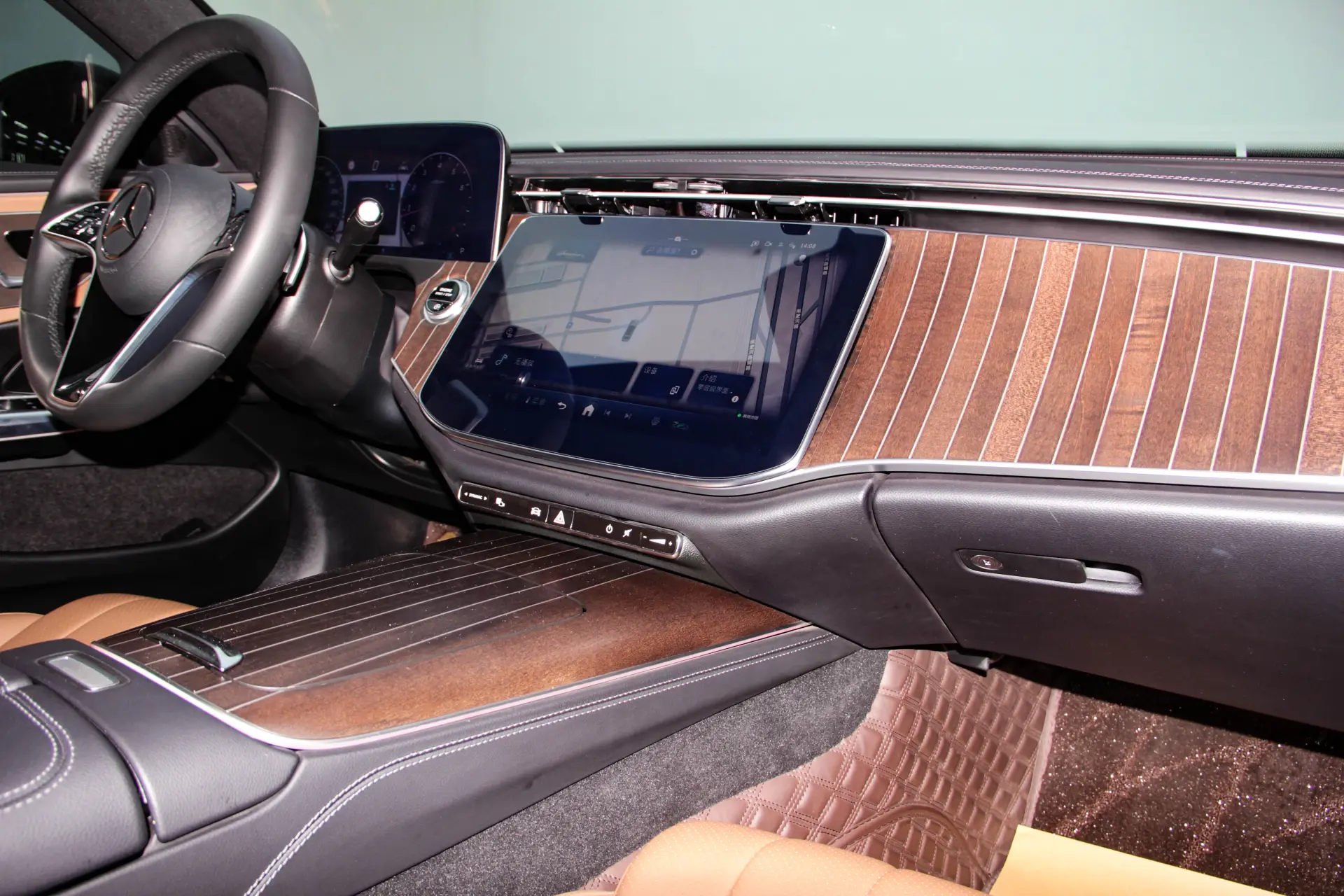 Mercedes-Benz E 300 L, 2024 33