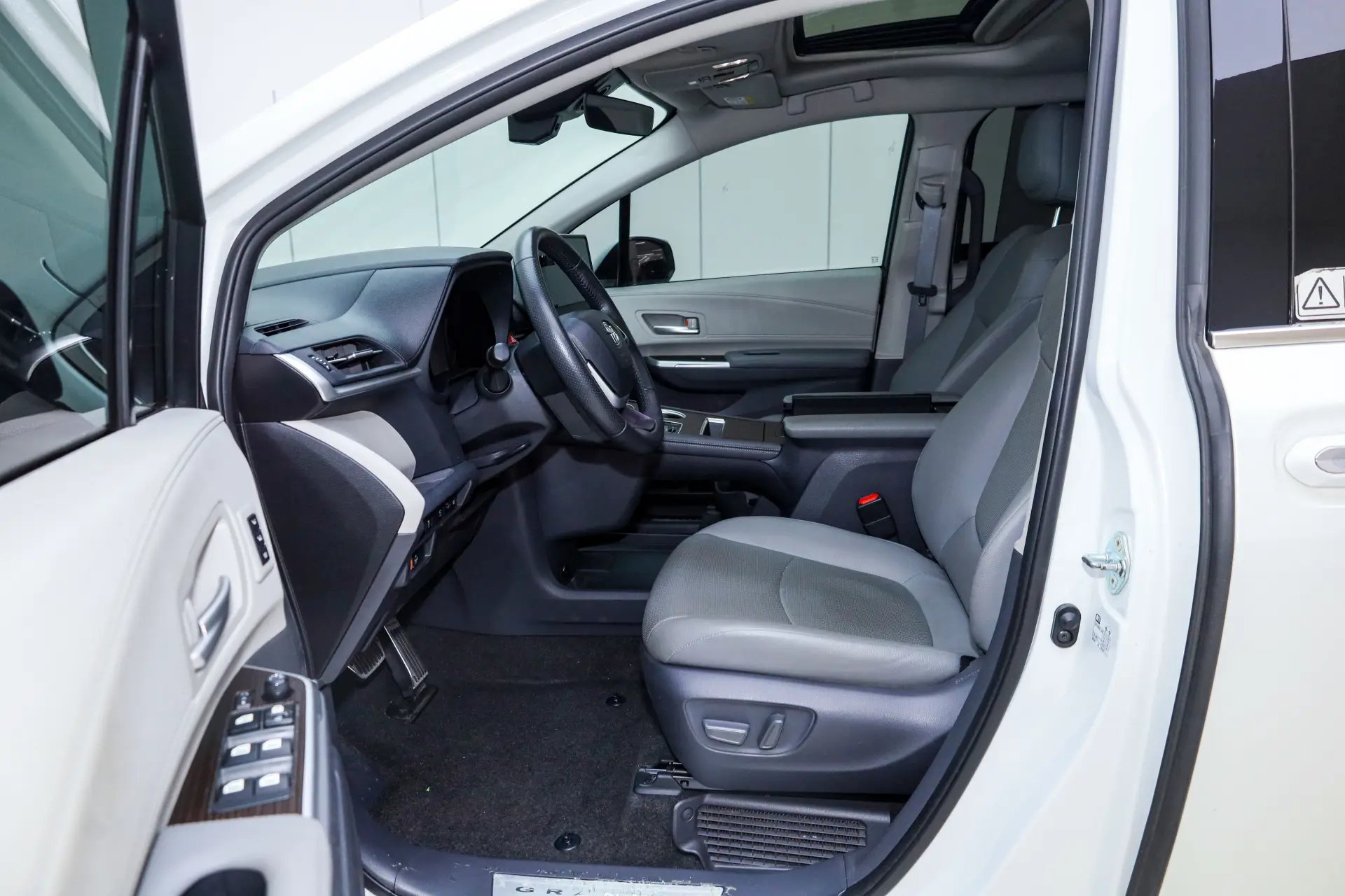 Toyota Granvia, 2023 15