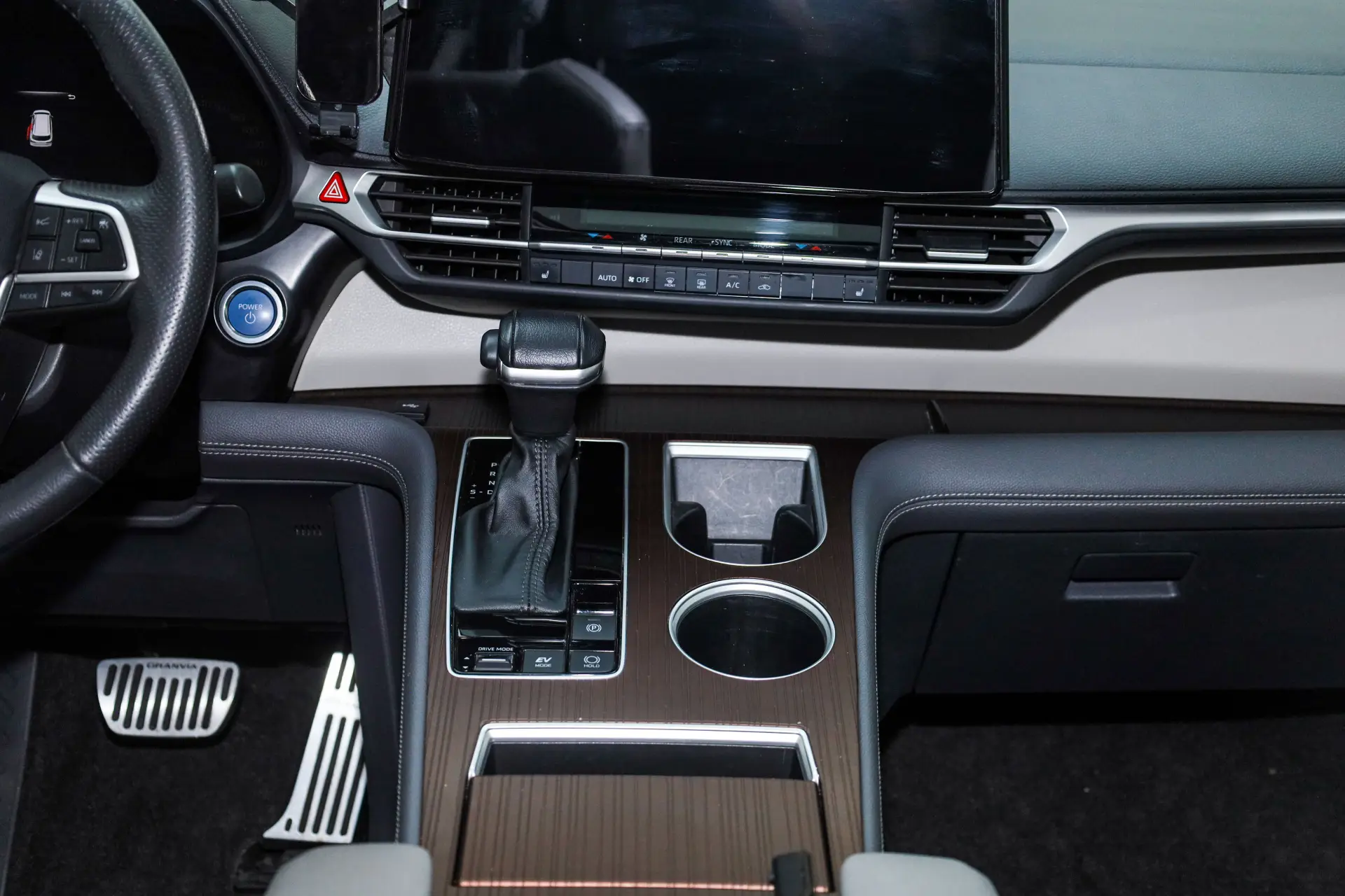 Toyota Granvia, 2023 19
