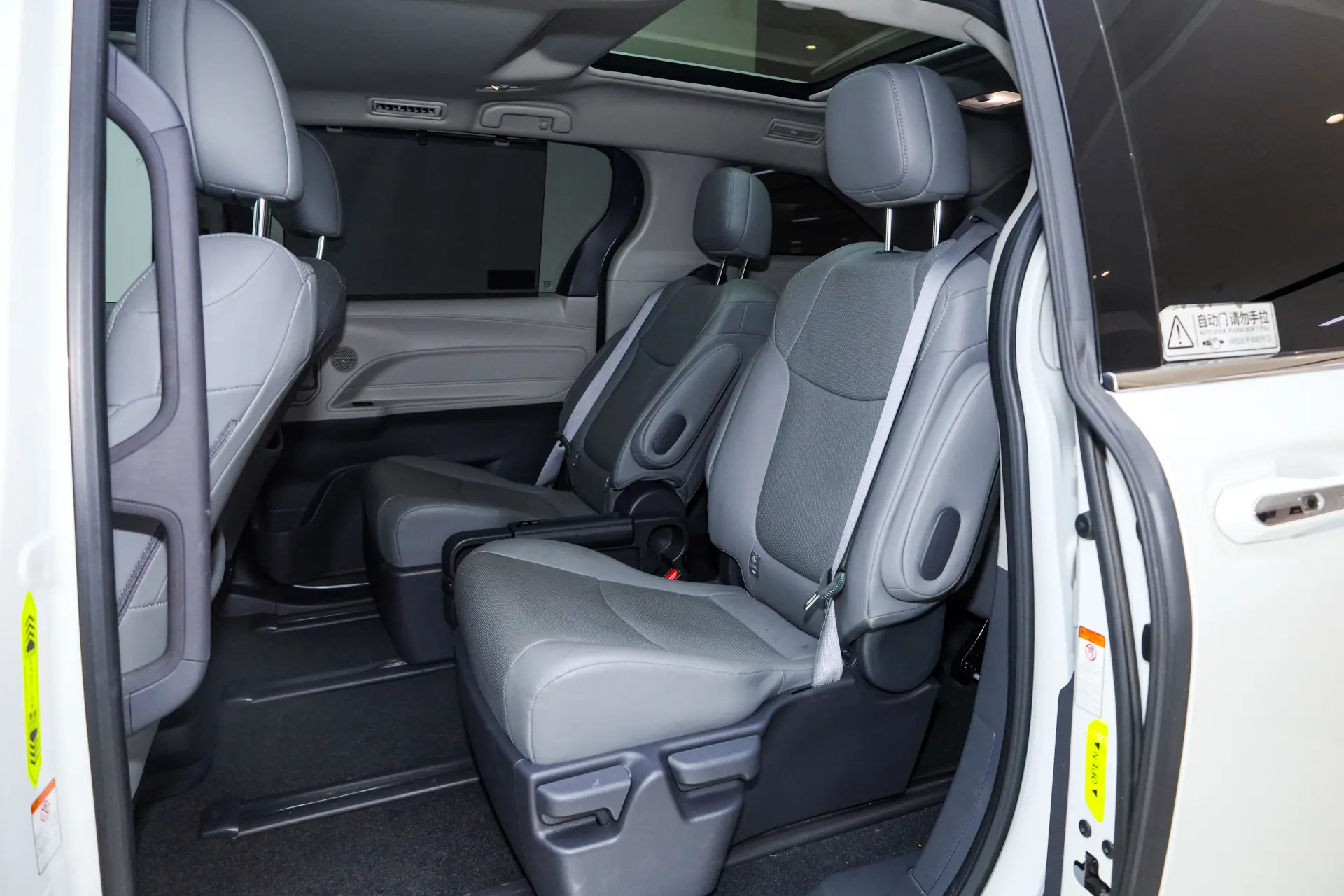 Toyota Granvia, 2023 16