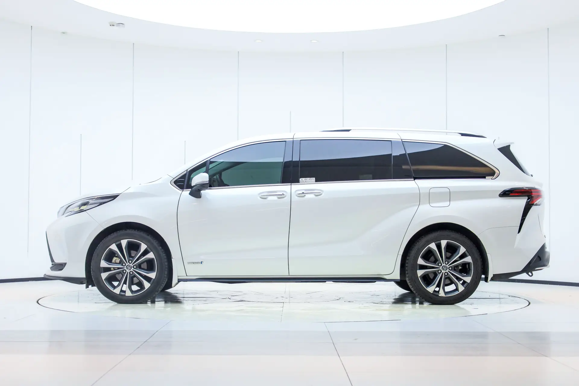 Toyota Granvia, 2023 3