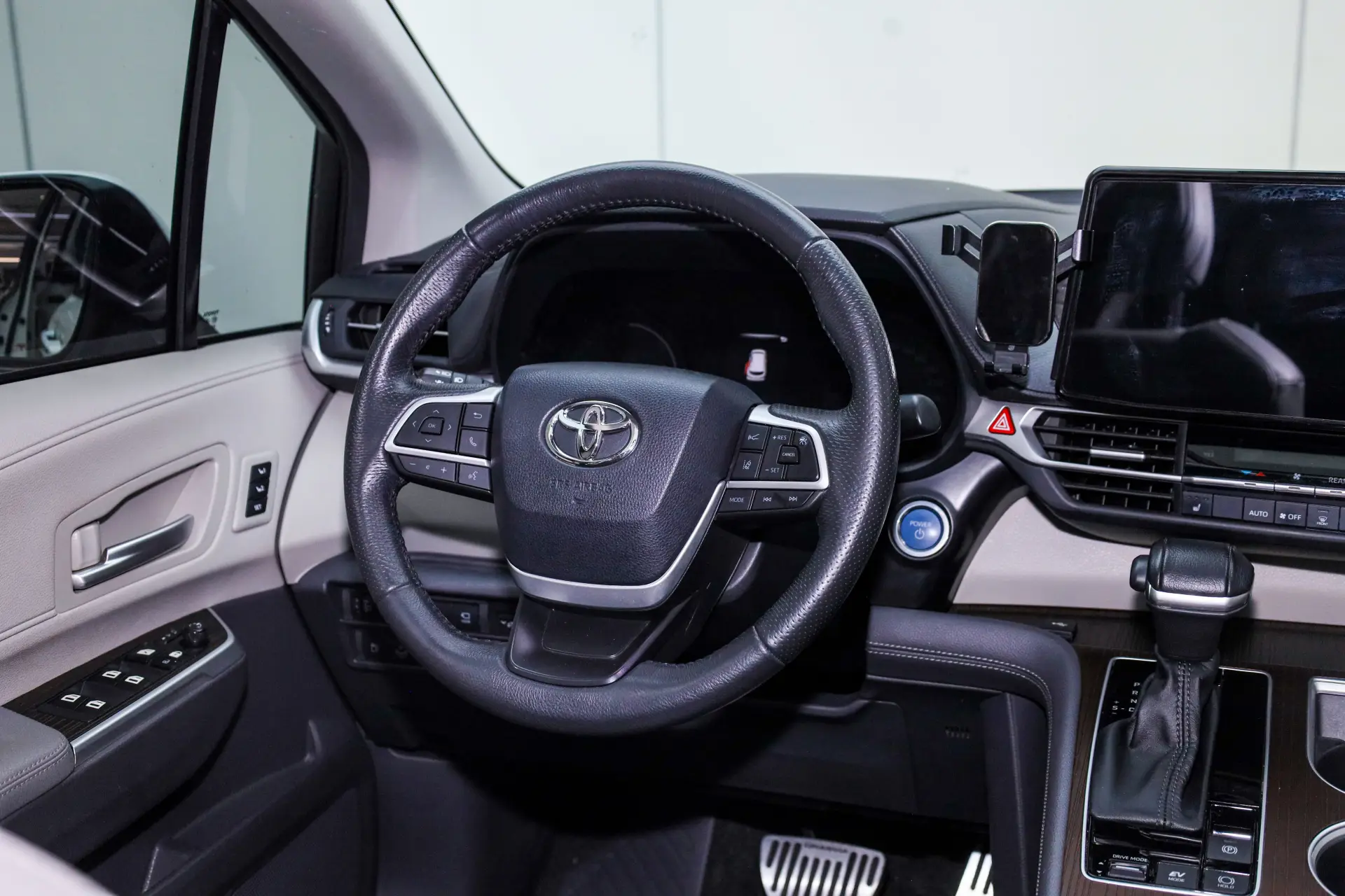 Toyota Granvia, 2023 13