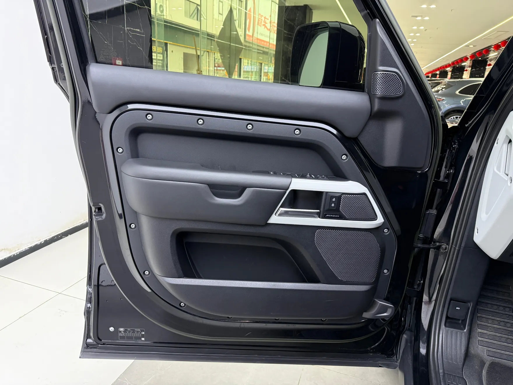Land Rover Defender, 2023 16