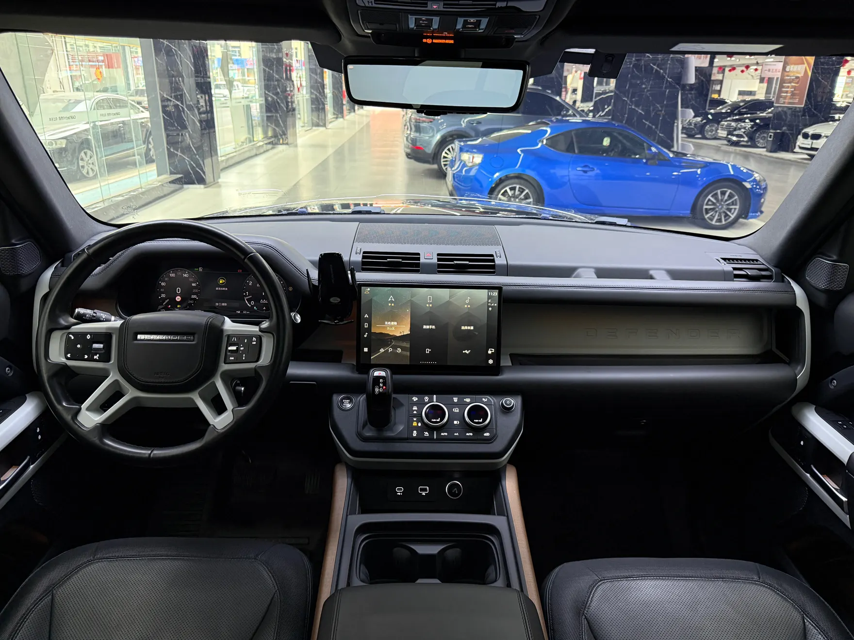 Land Rover Defender, 2023 13