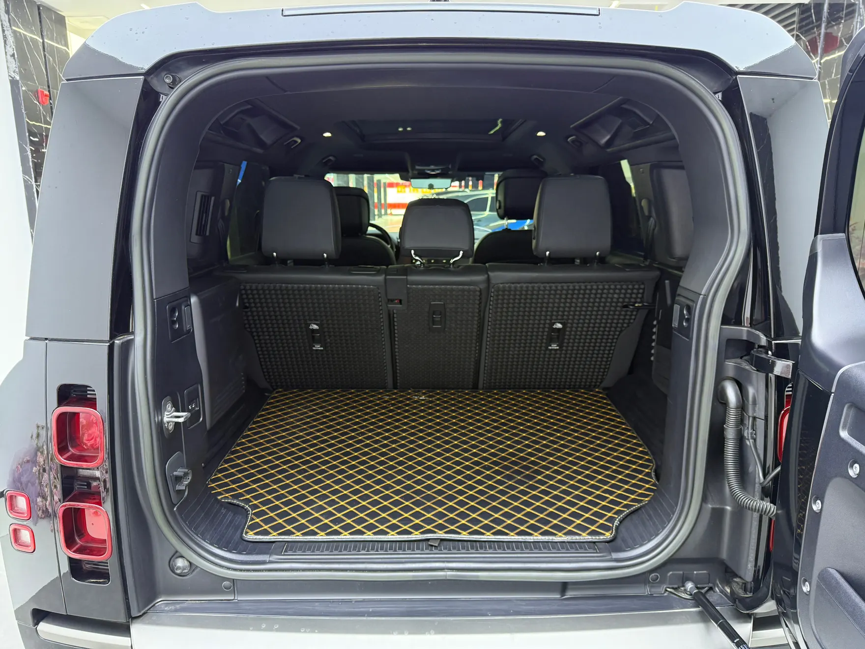 Land Rover Defender, 2023 25