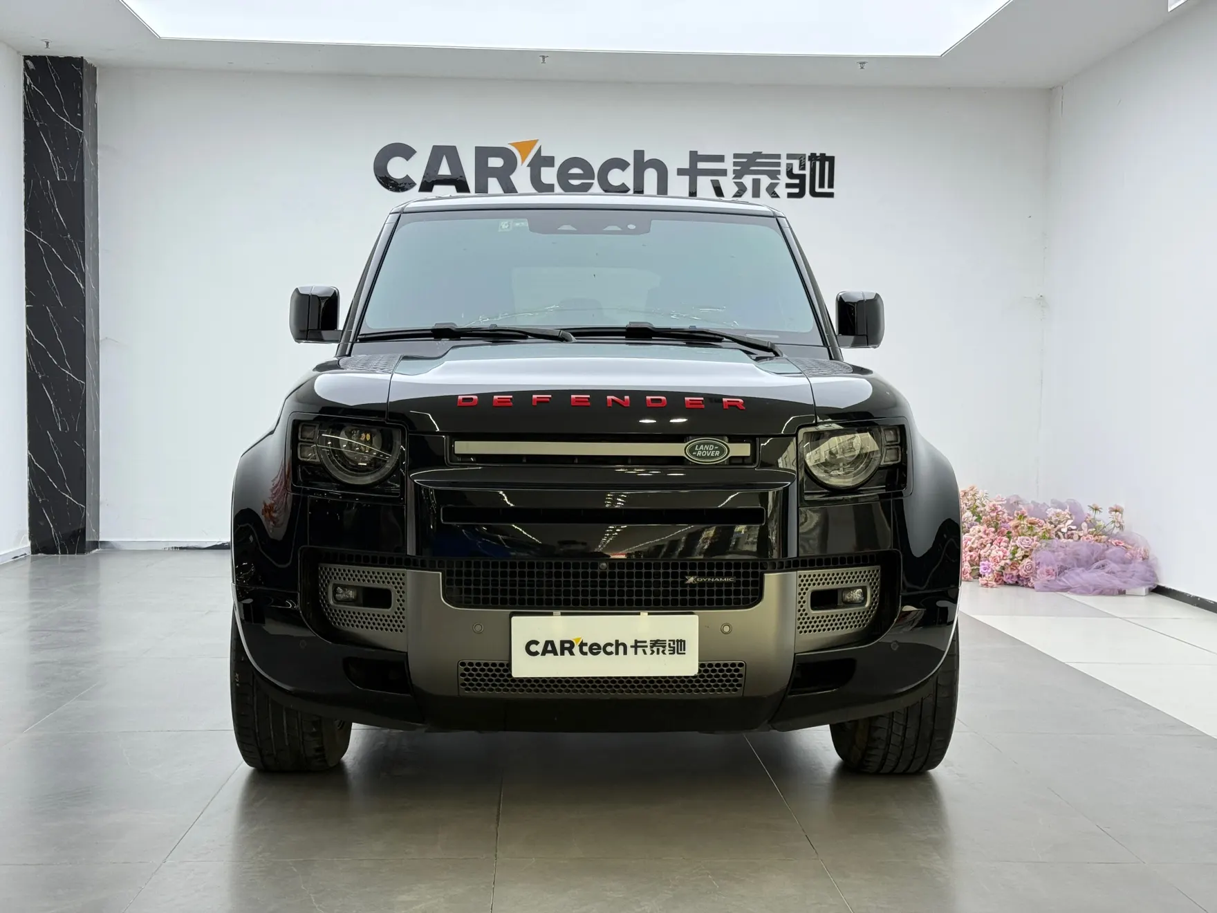 Land Rover Defender, 2023 3