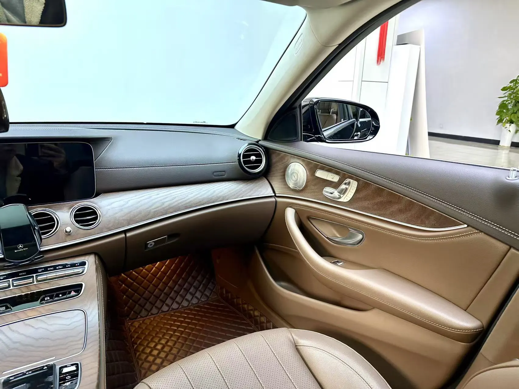 Mercedes-Benz E 300 L, 2023 19