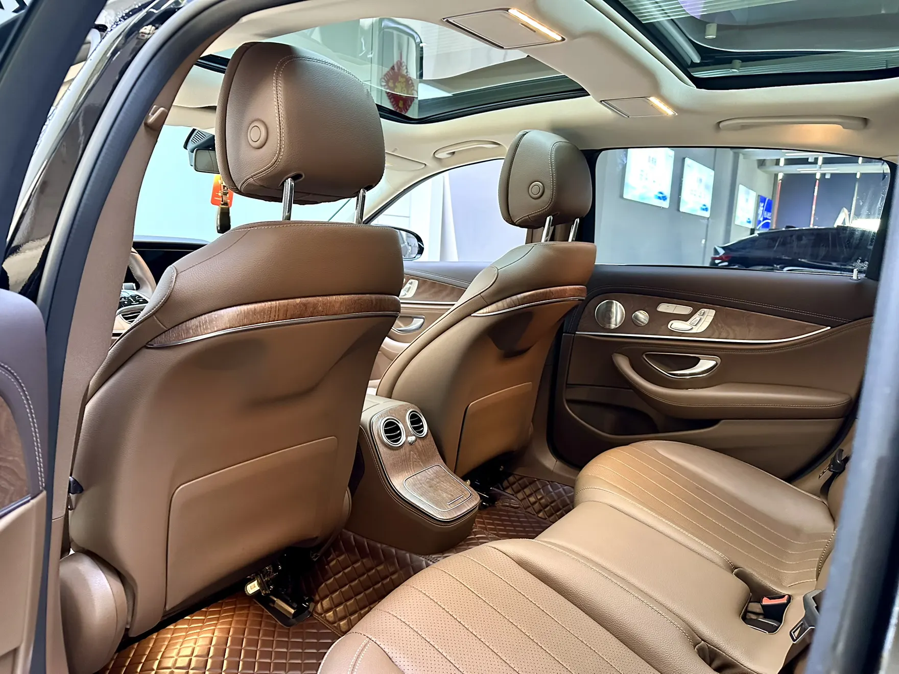 Mercedes-Benz E 300 L, 2023 14