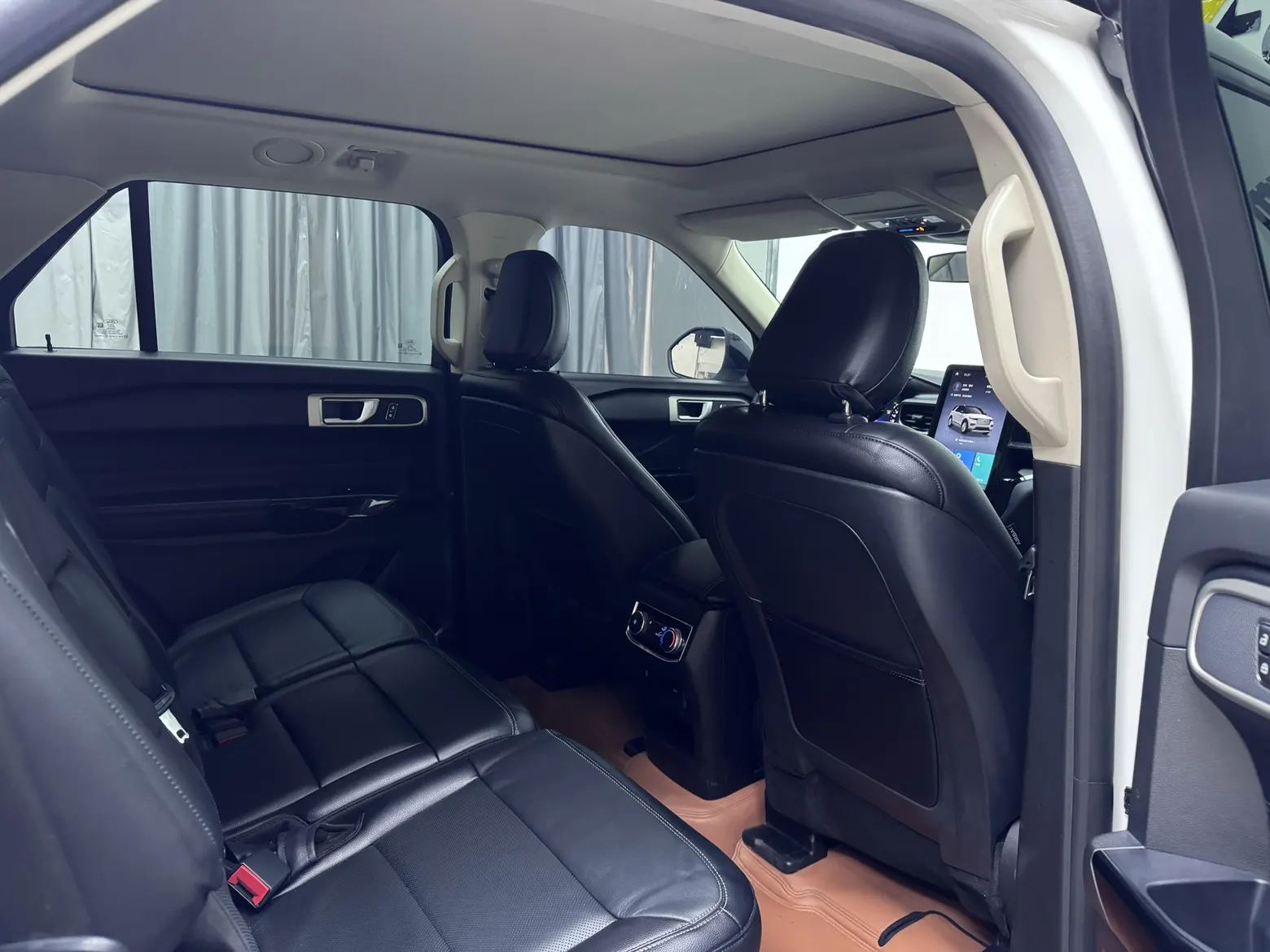 Ford Explorer, 2021 12