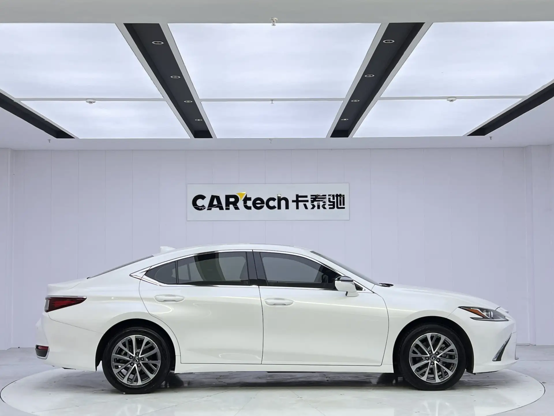 Lexus ES 200, 2024 4