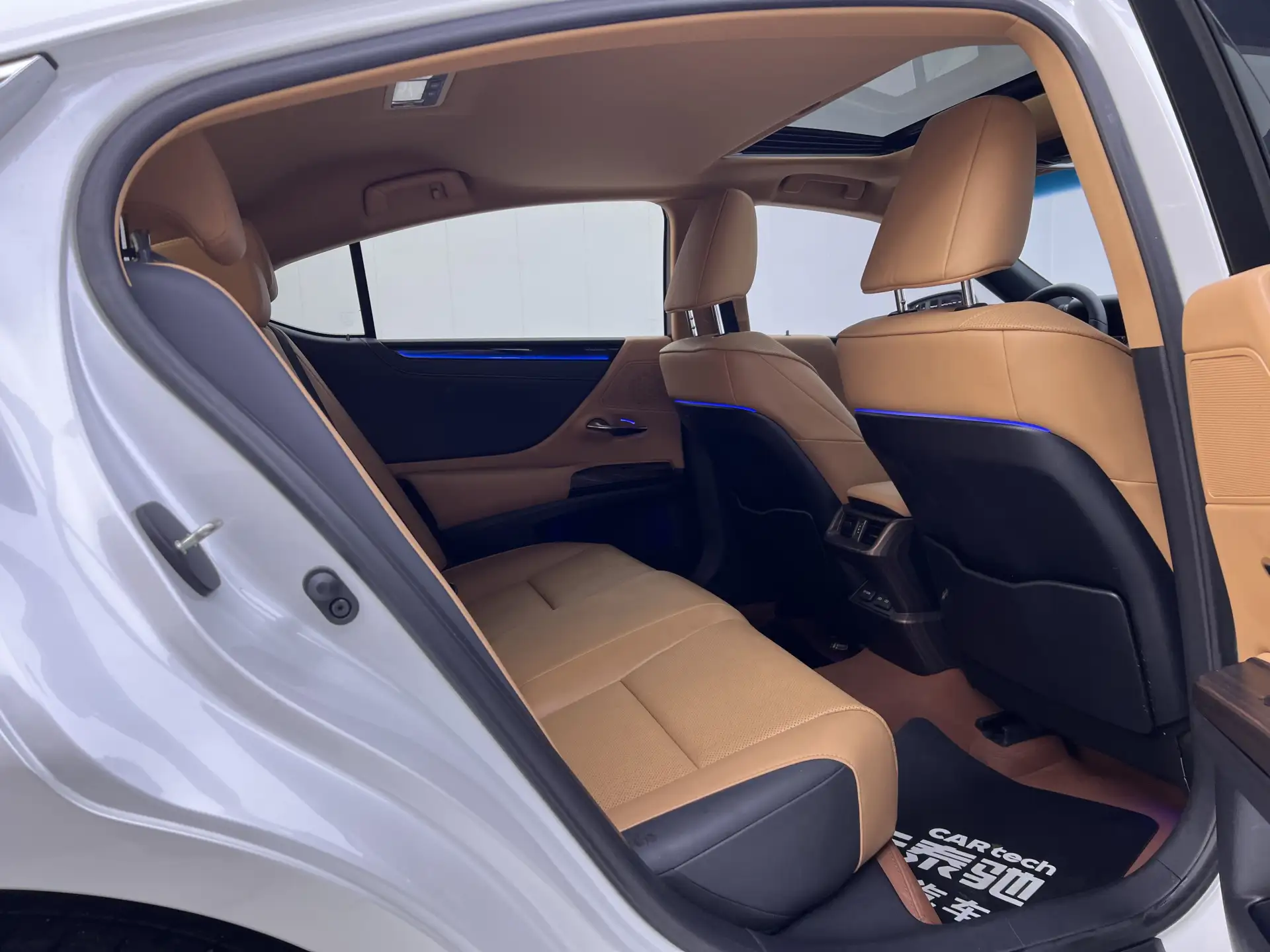 Lexus ES 200, 2024 23