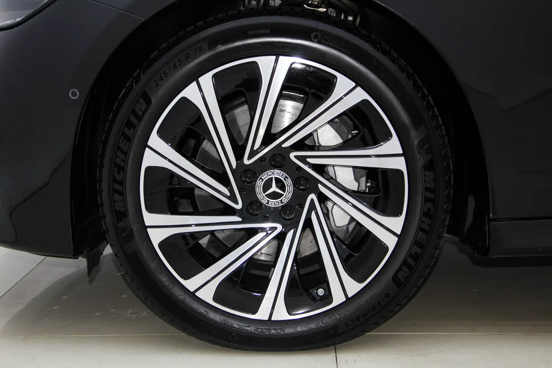 Mercedes-Benz E 300 L, 2025 11