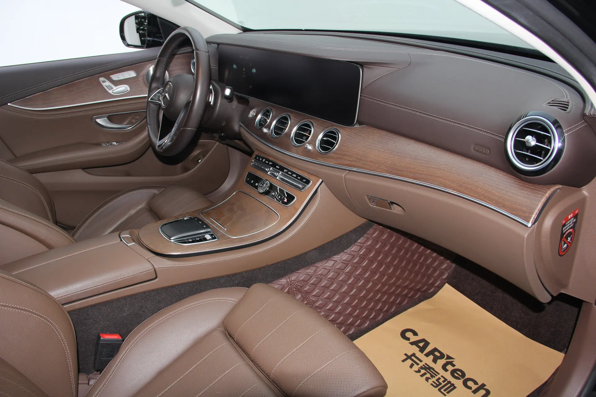 Mercedes-Benz E 300 L, 2022 24