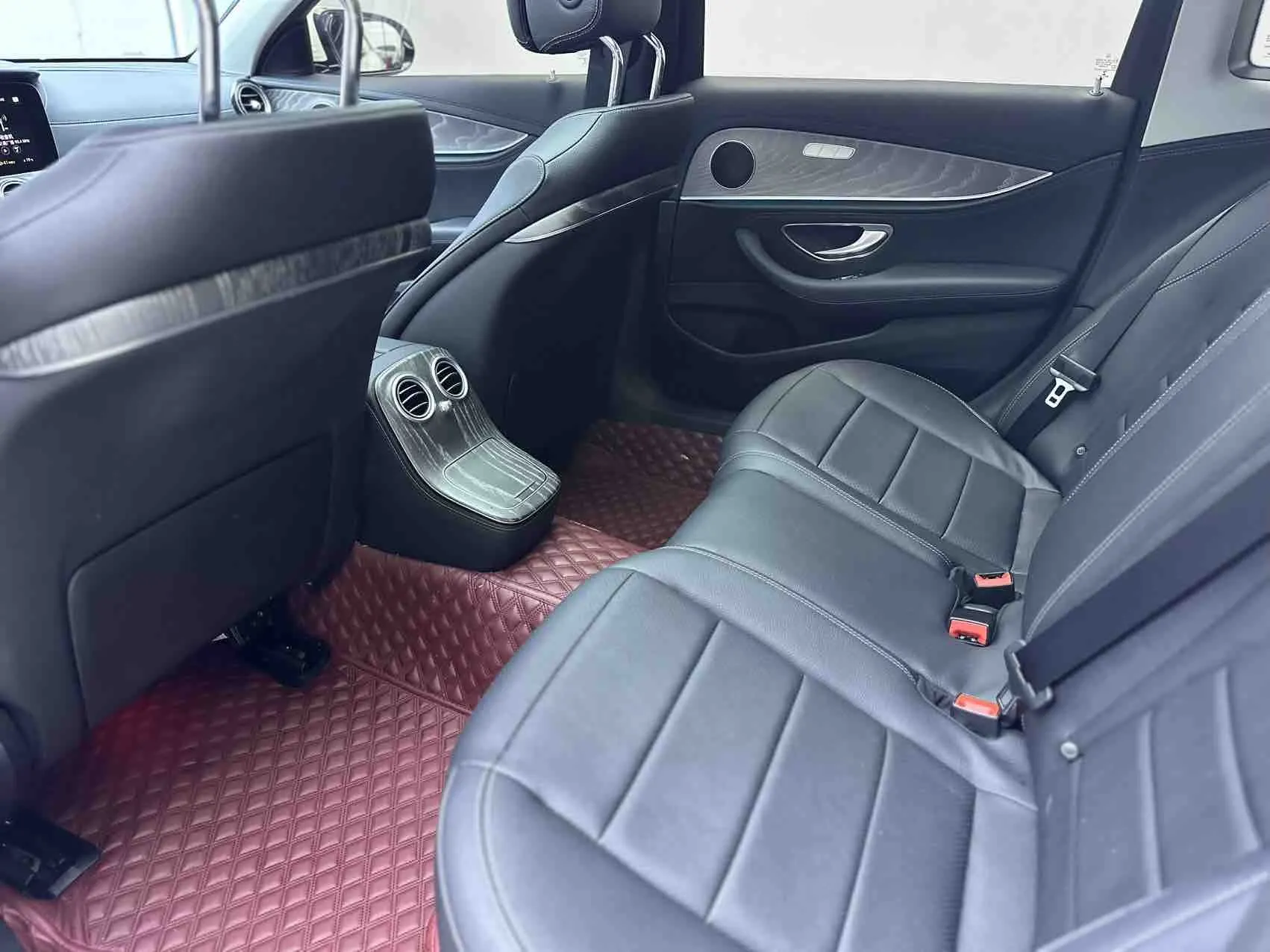 Mercedes-Benz E 300 L, 2023 11