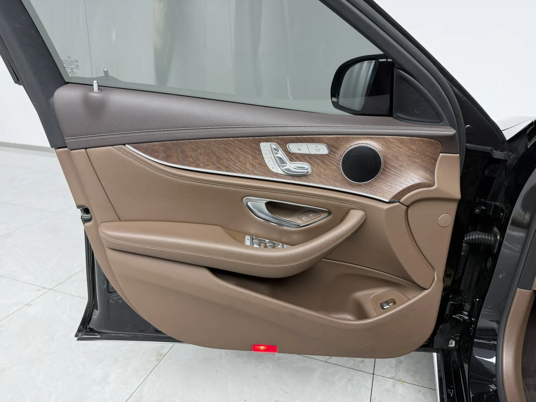 Mercedes-Benz E 300 L, 2023 11