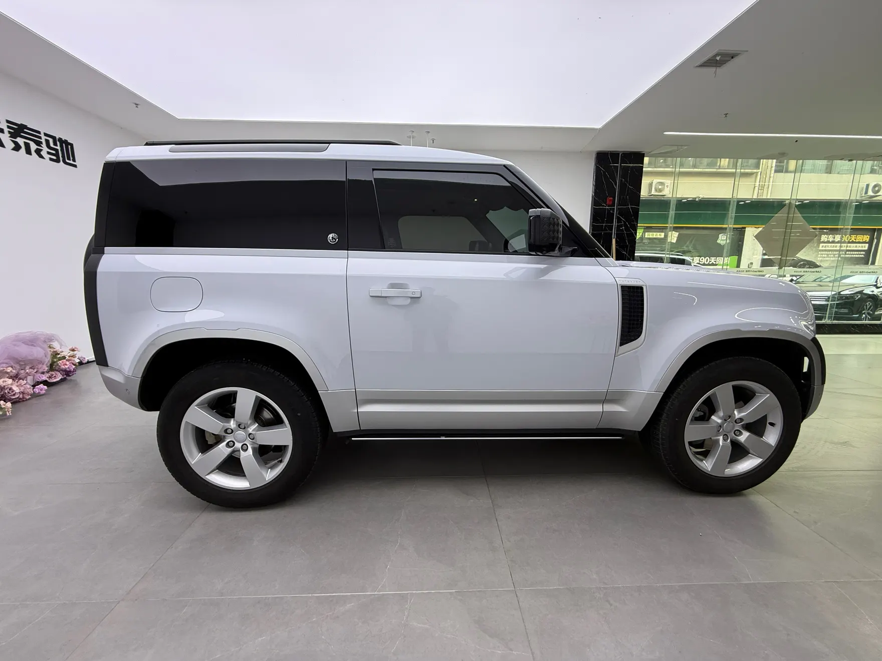 Land Rover Defender, 2023 4