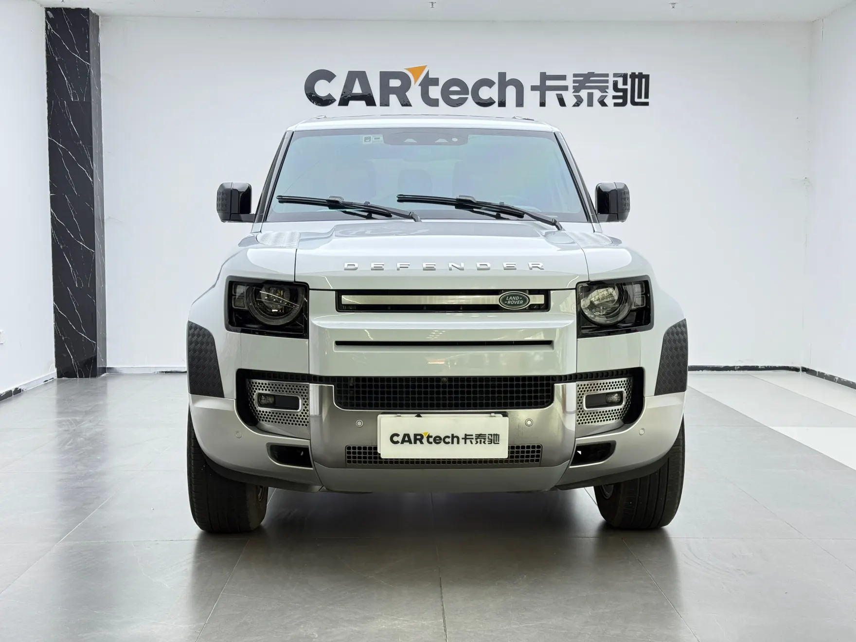 Land Rover Defender, 2023 3