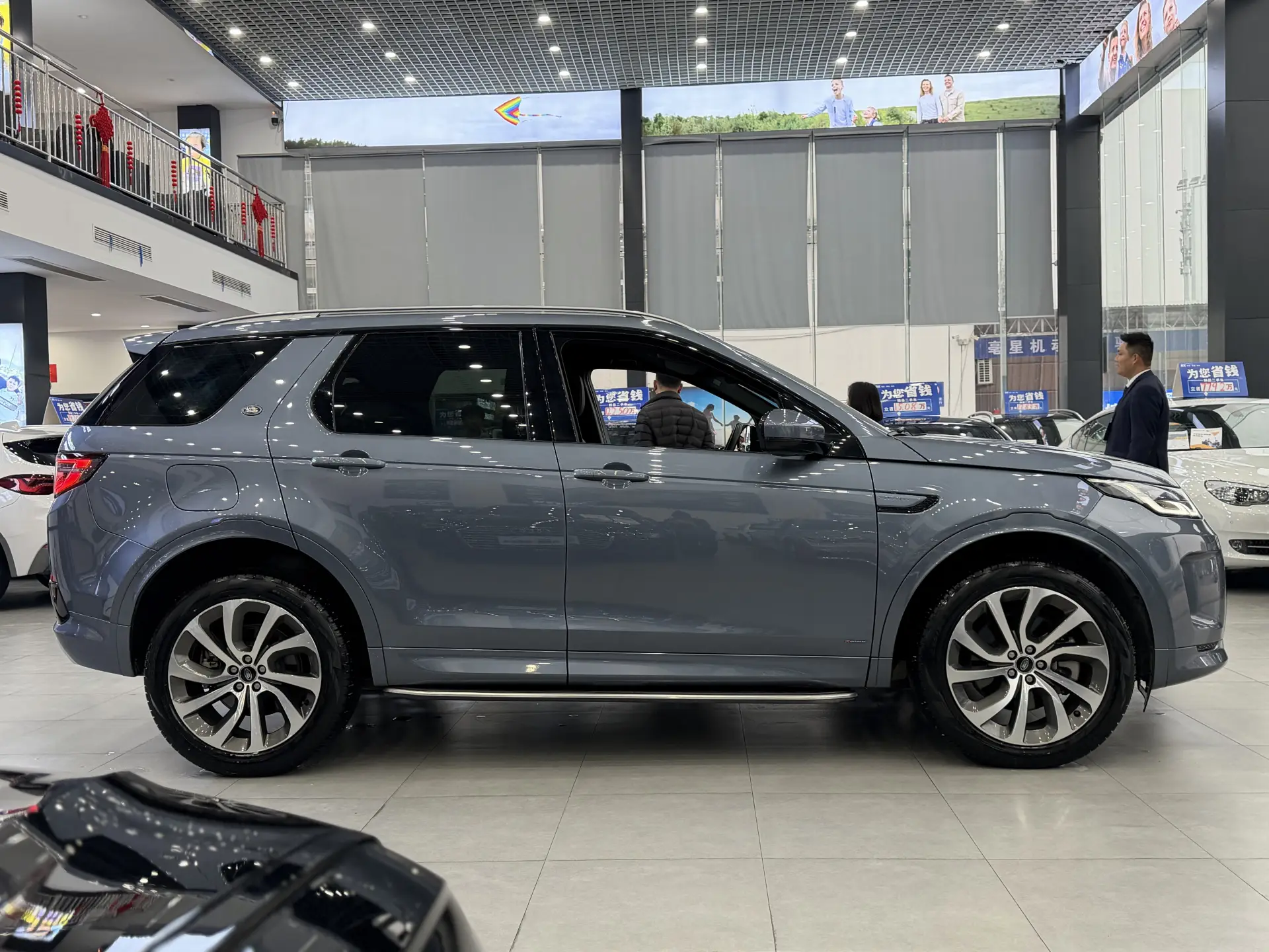 Land Rover Discovery Sport, 2023 9
