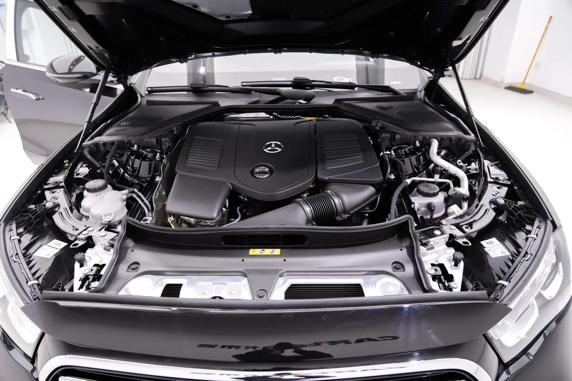Mercedes-Benz E 300 L, 2025 11