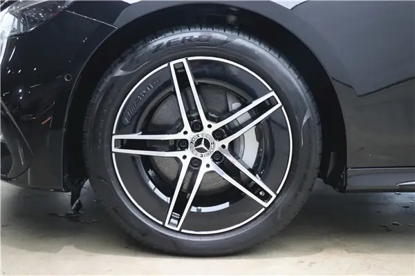 Mercedes-Benz E 300, 2024 29