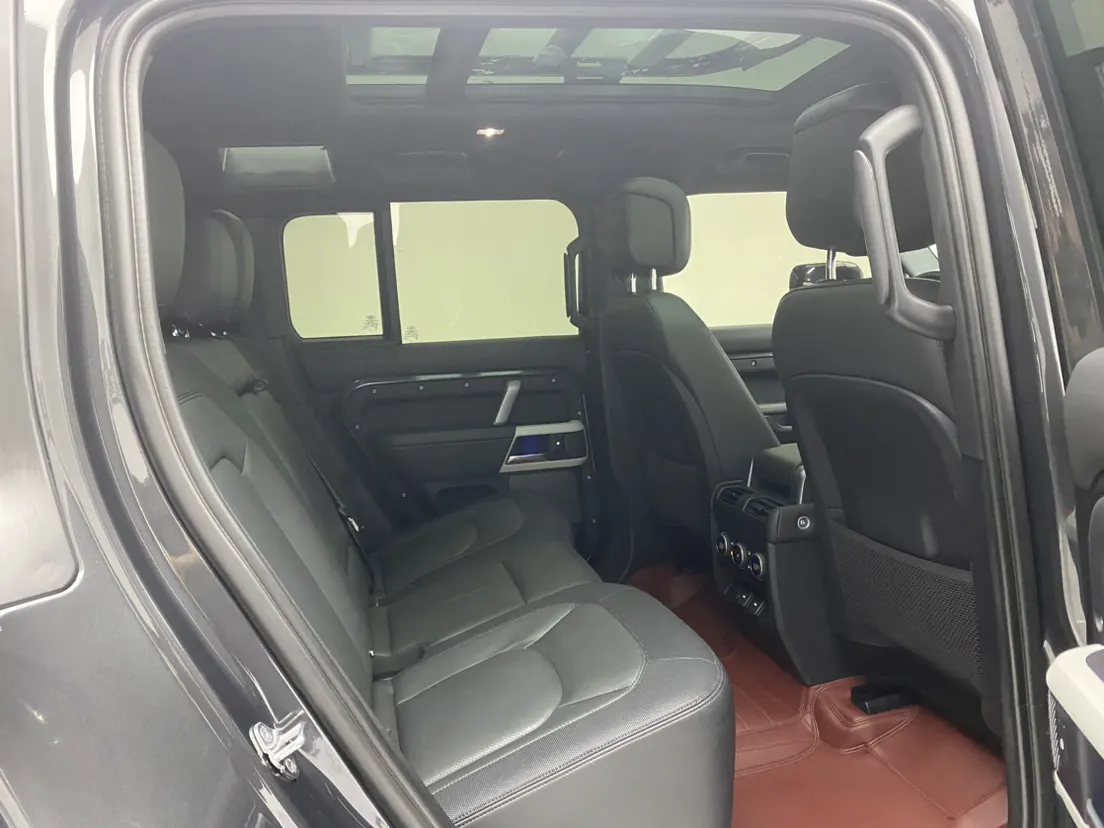 Land Rover Defender, 2023 24