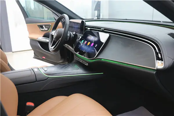 Mercedes-Benz E 300, 2024 21