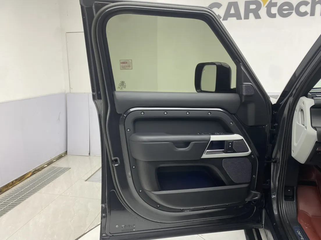 Land Rover Defender, 2023 16