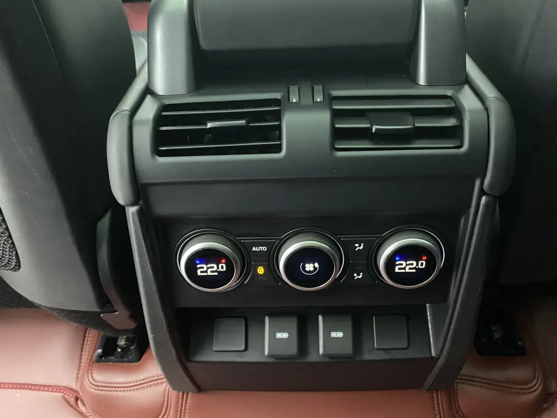 Land Rover Defender, 2023 21