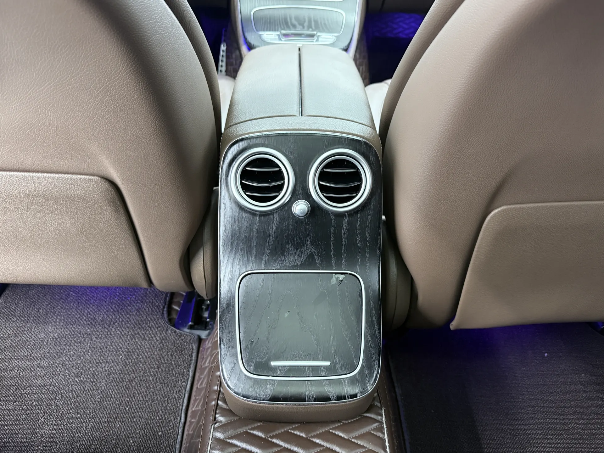Mercedes-Benz E 300 L, 2022 13