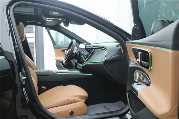 Mercedes-Benz E 300, 2024 22