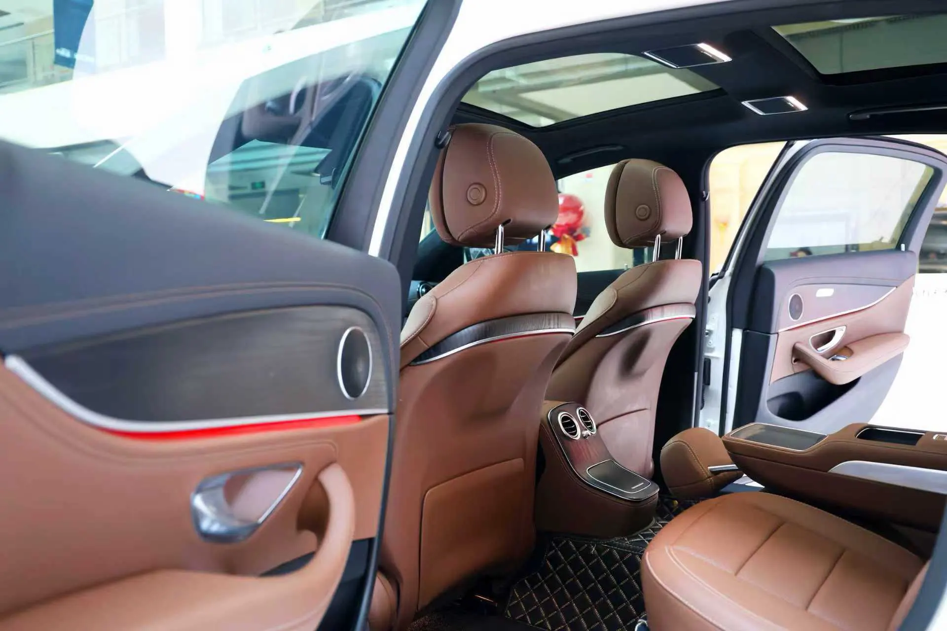 Mercedes-Benz E 260 L, 2023 13