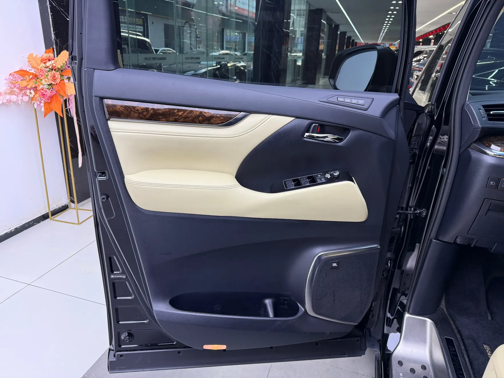 Toyota Alphard, 2022 17