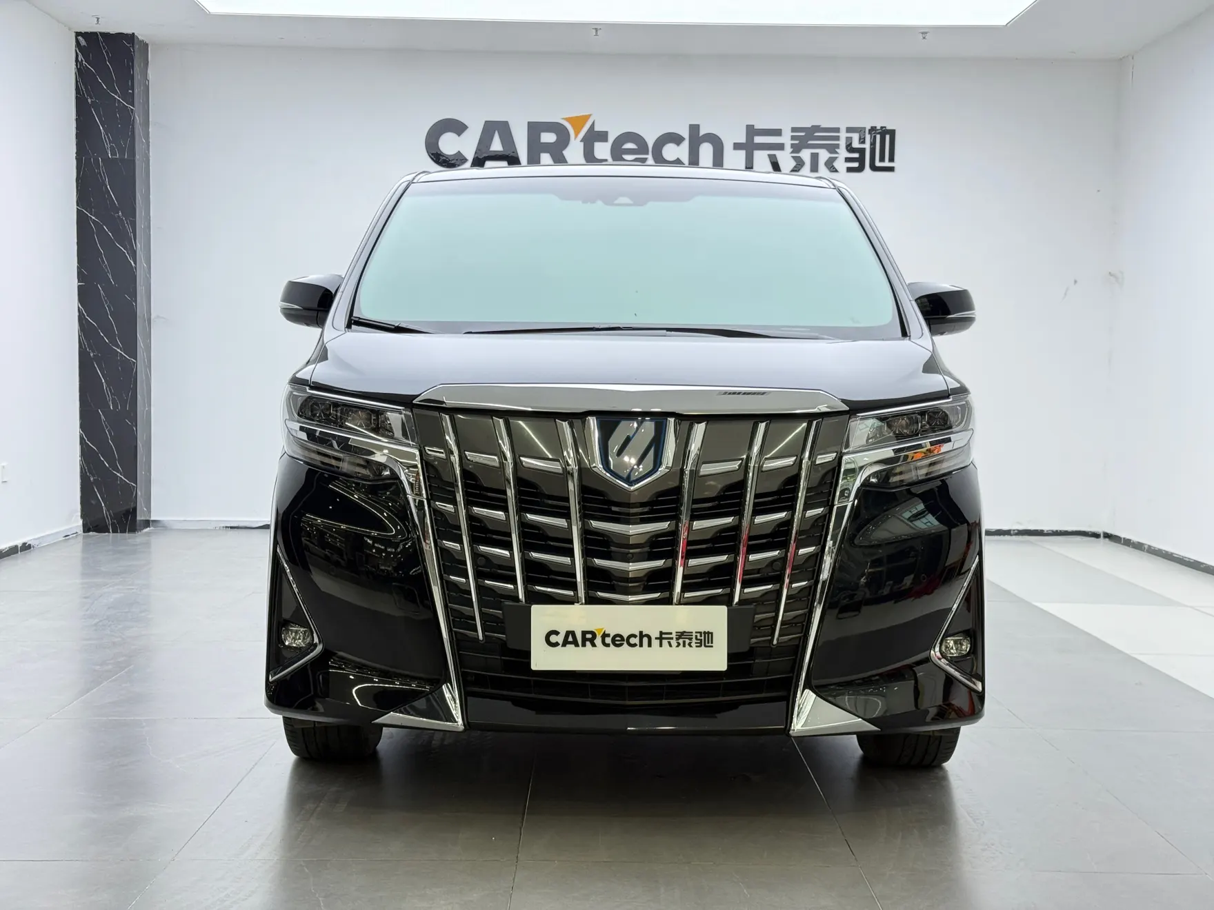 Toyota Alphard, 2022 3