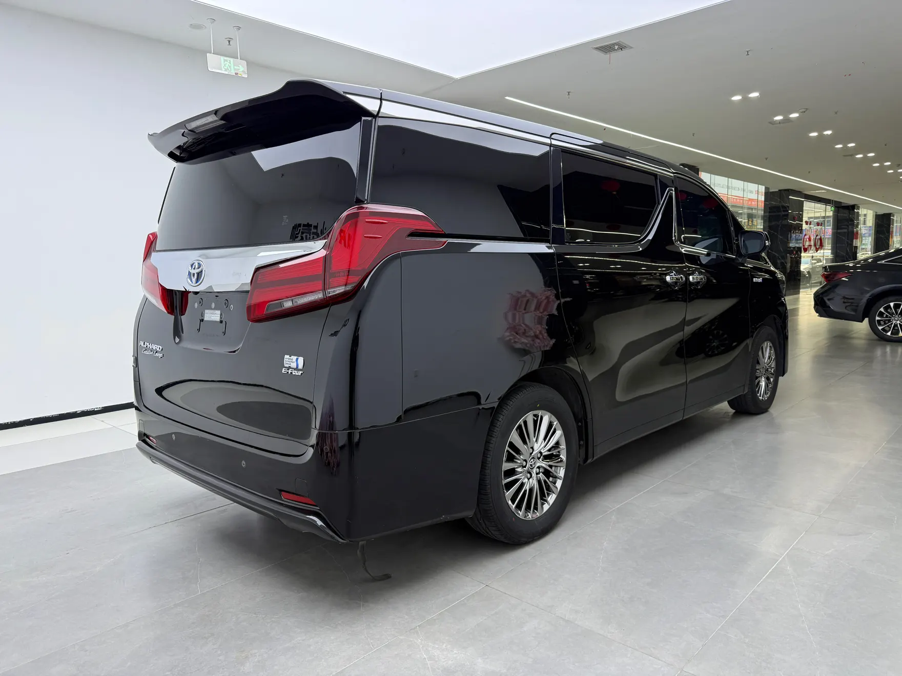 Toyota Alphard, 2022 все фото