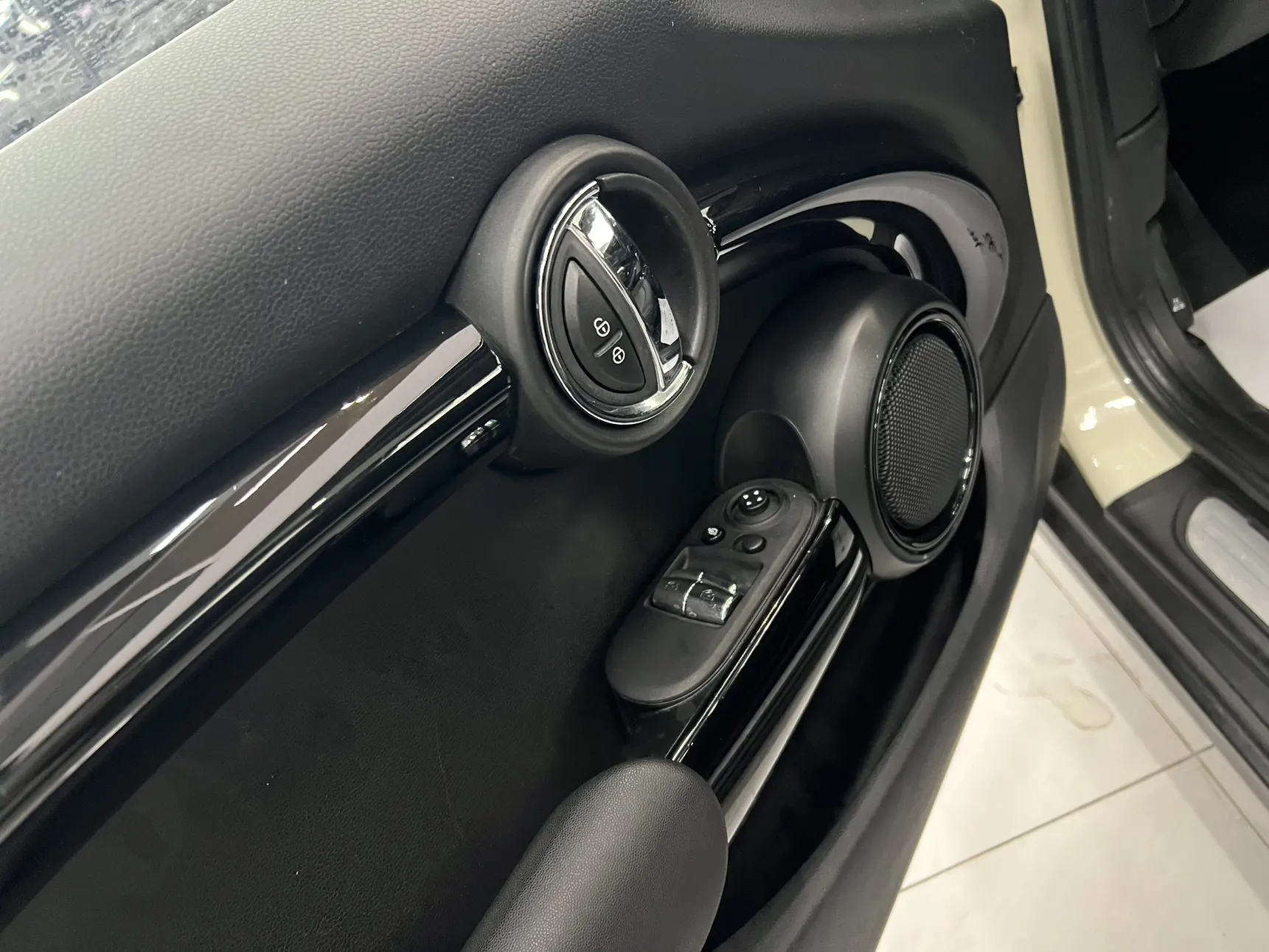 Mini ONE, 2019 15
