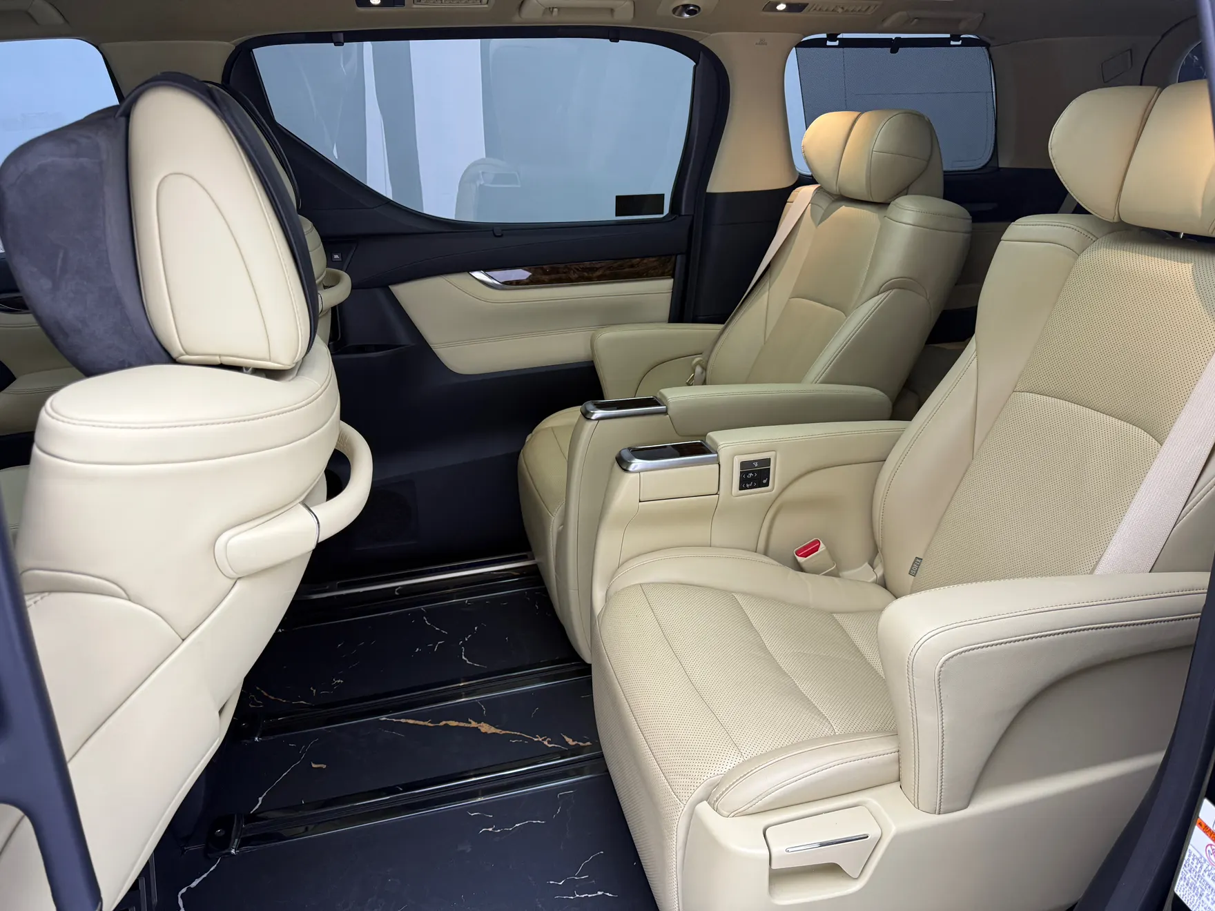 Toyota Alphard, 2022 20
