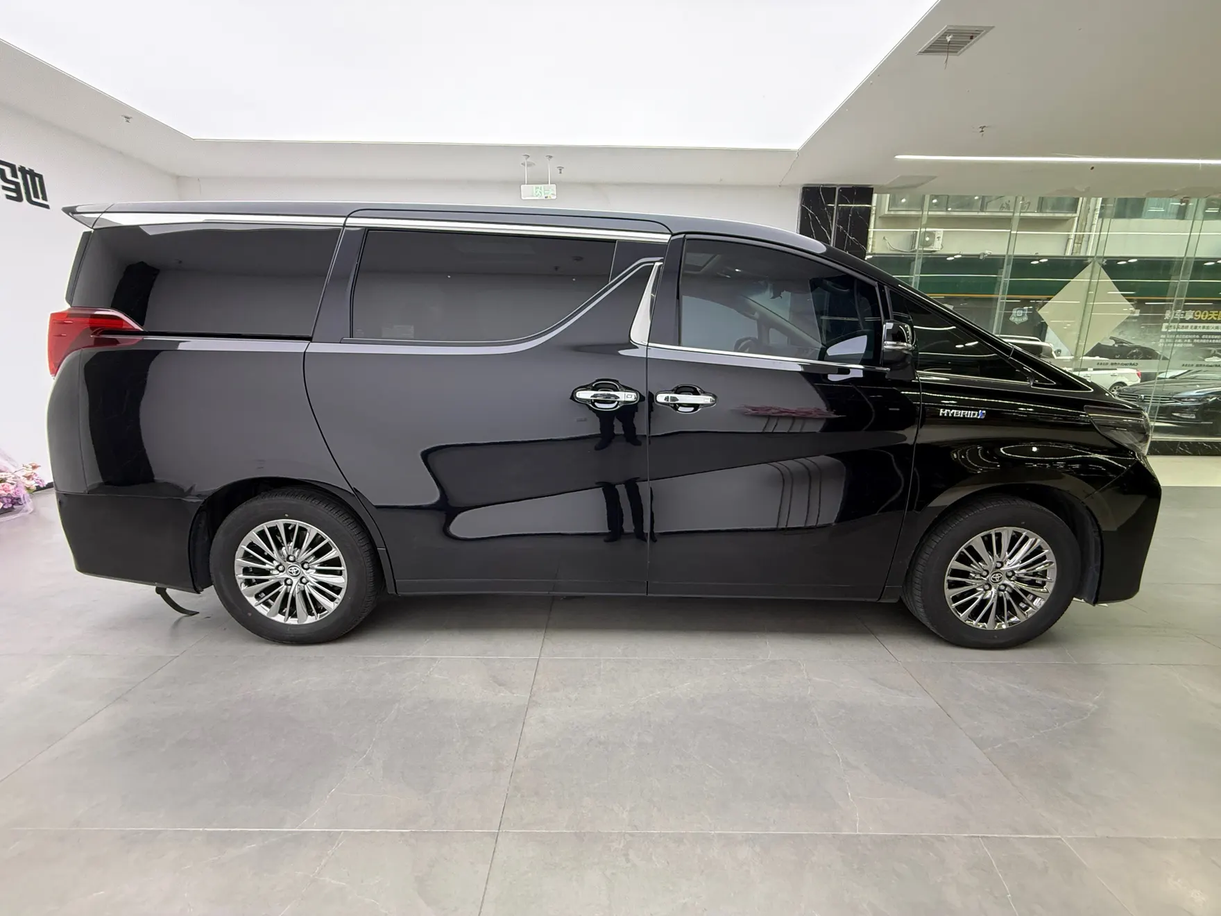 Toyota Alphard, 2022 4