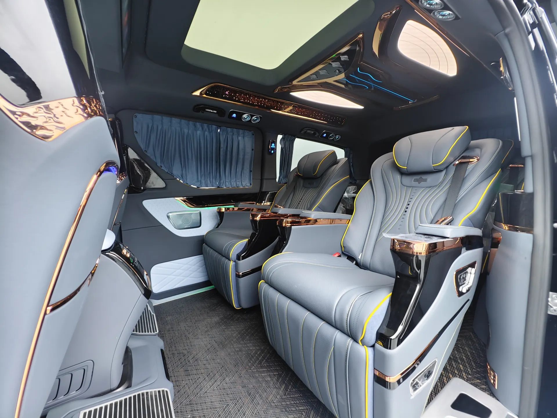 Mercedes-Benz V, 2024 14