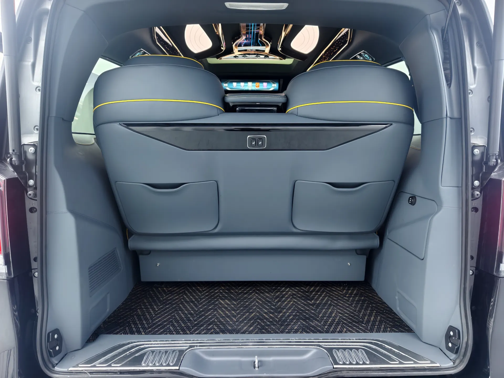 Mercedes-Benz V, 2024 28