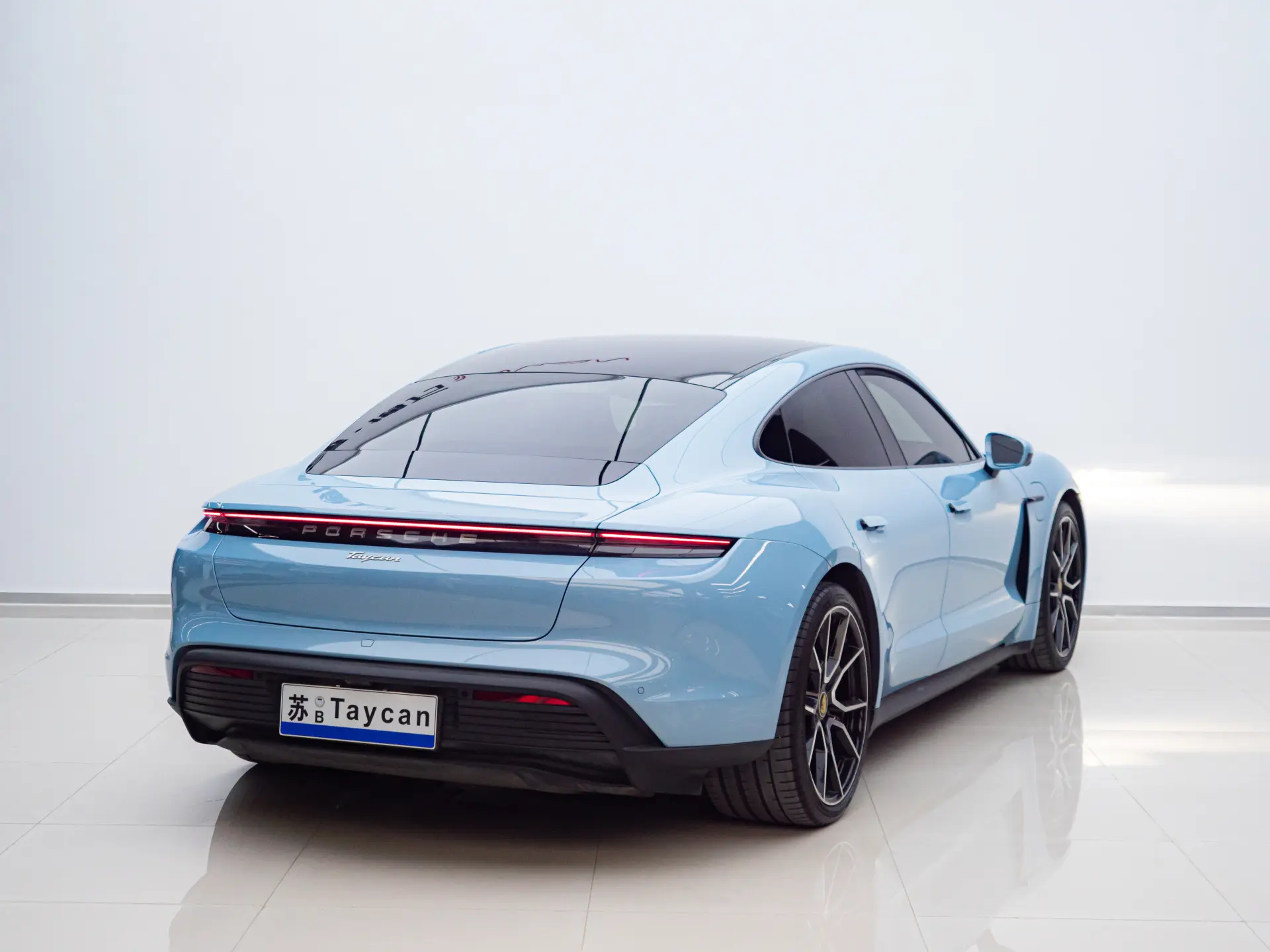 Porsche Taycan, 2023 4